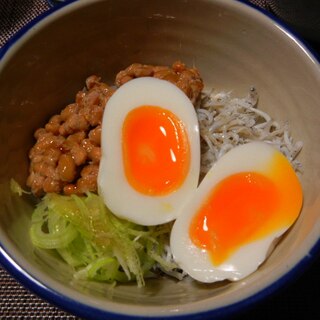 納豆シラスと半熟卵の丼